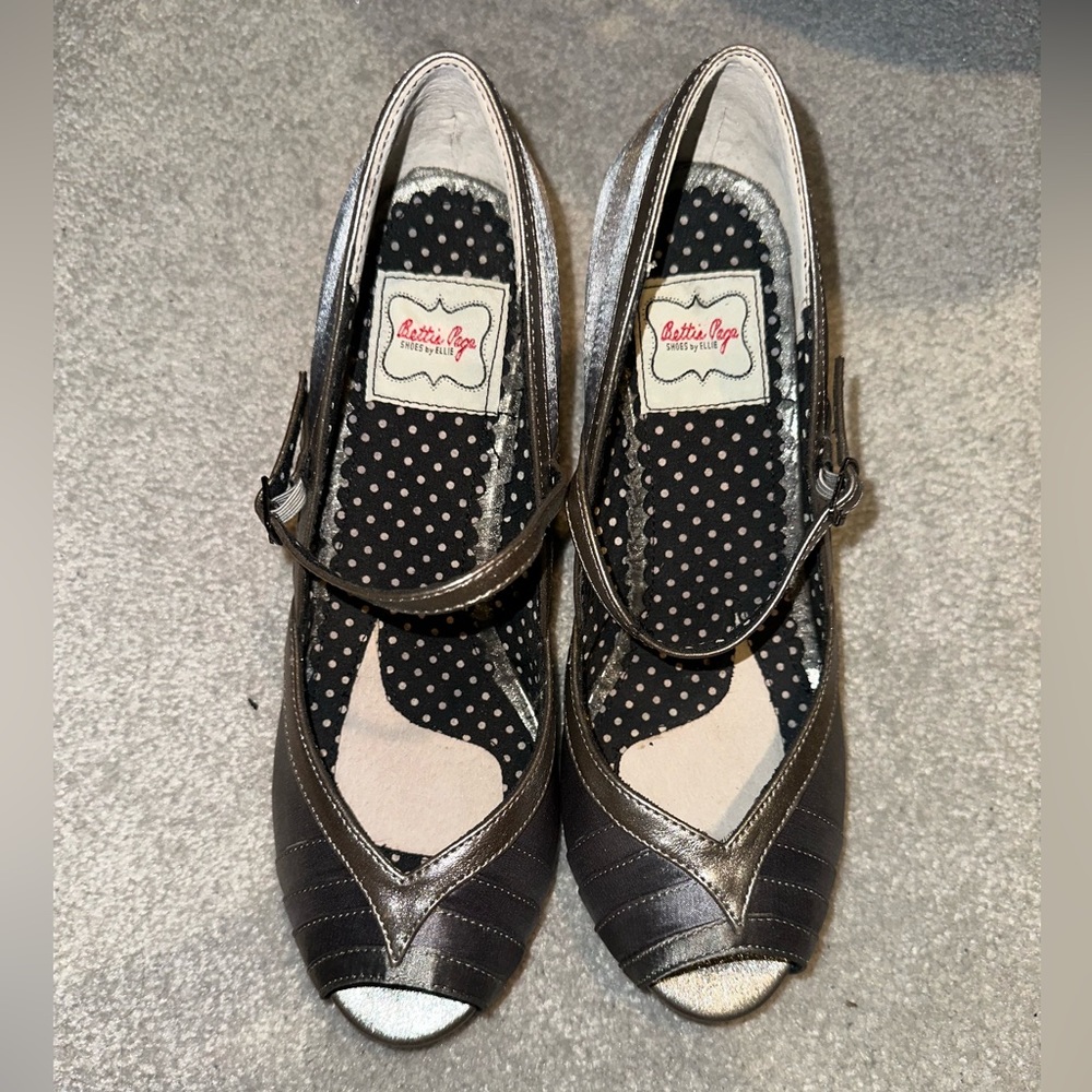 Bettie Page size 9 silver 2” heels